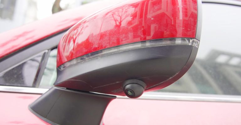 Camera b&ecirc;n h&ocirc;ng xe &ocirc; t&ocirc; được lắp đặt