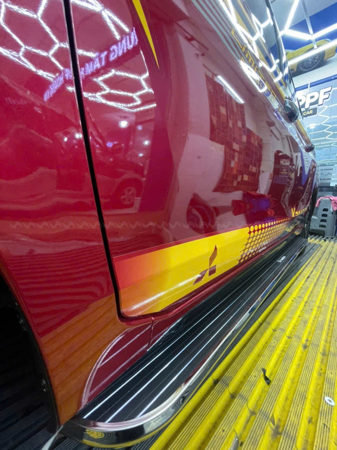 Bậc l&ecirc;n xuống Xpander bảo vệ th&acirc;n xe