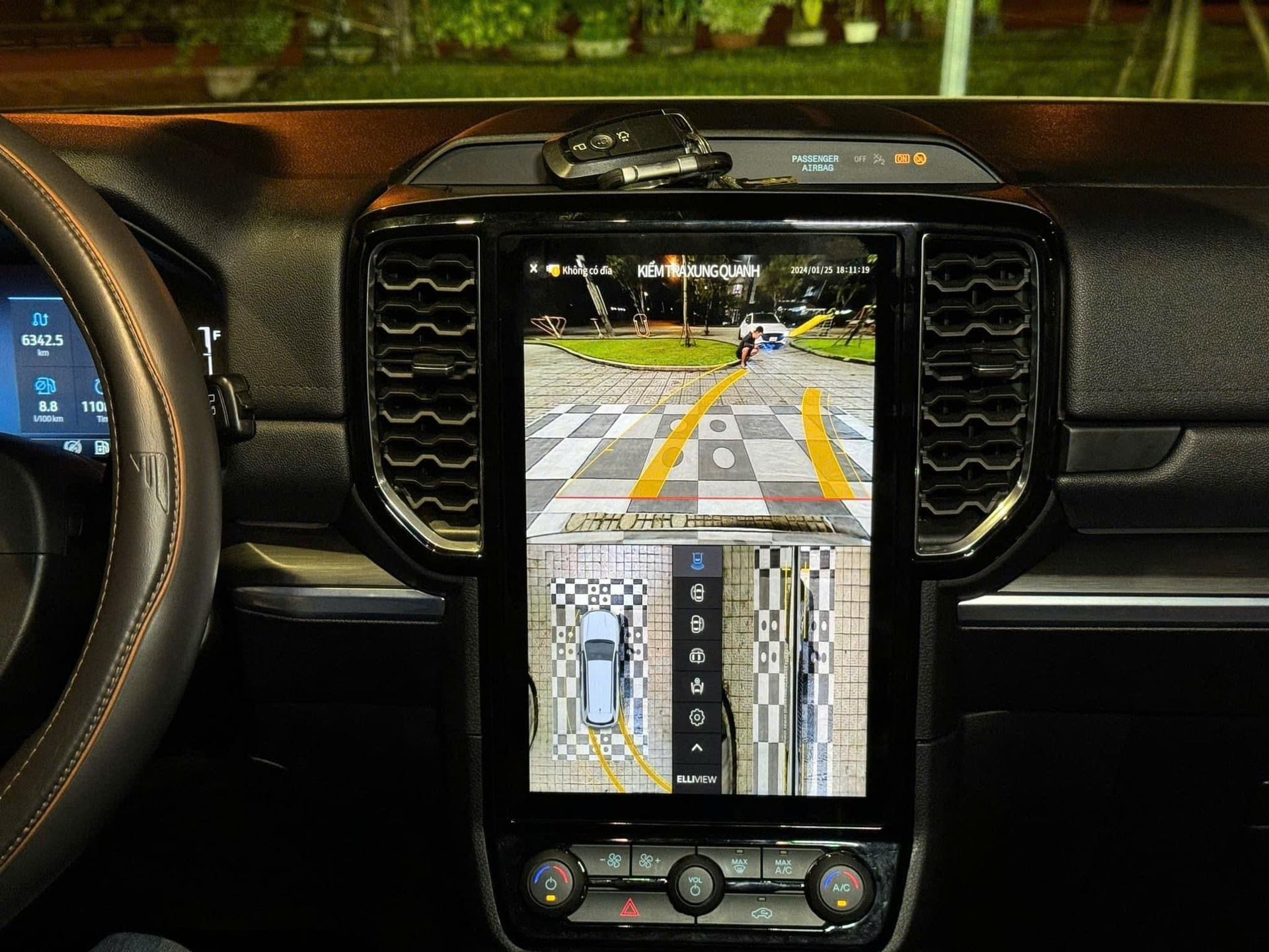 Giao diện 3D trực quan của camera 360 Elliview V5F tr&ecirc;n m&agrave;n h&igrave;nh Ford